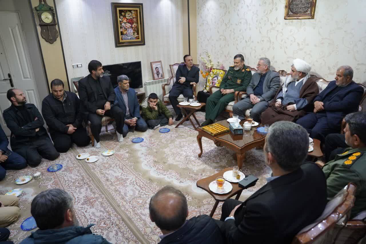 دیدار استاندار با خانواده شهید عبدی مدافع حریم مسجد دیدار استاندار با خانواده شهید عبدی مدافع حریم مسجد