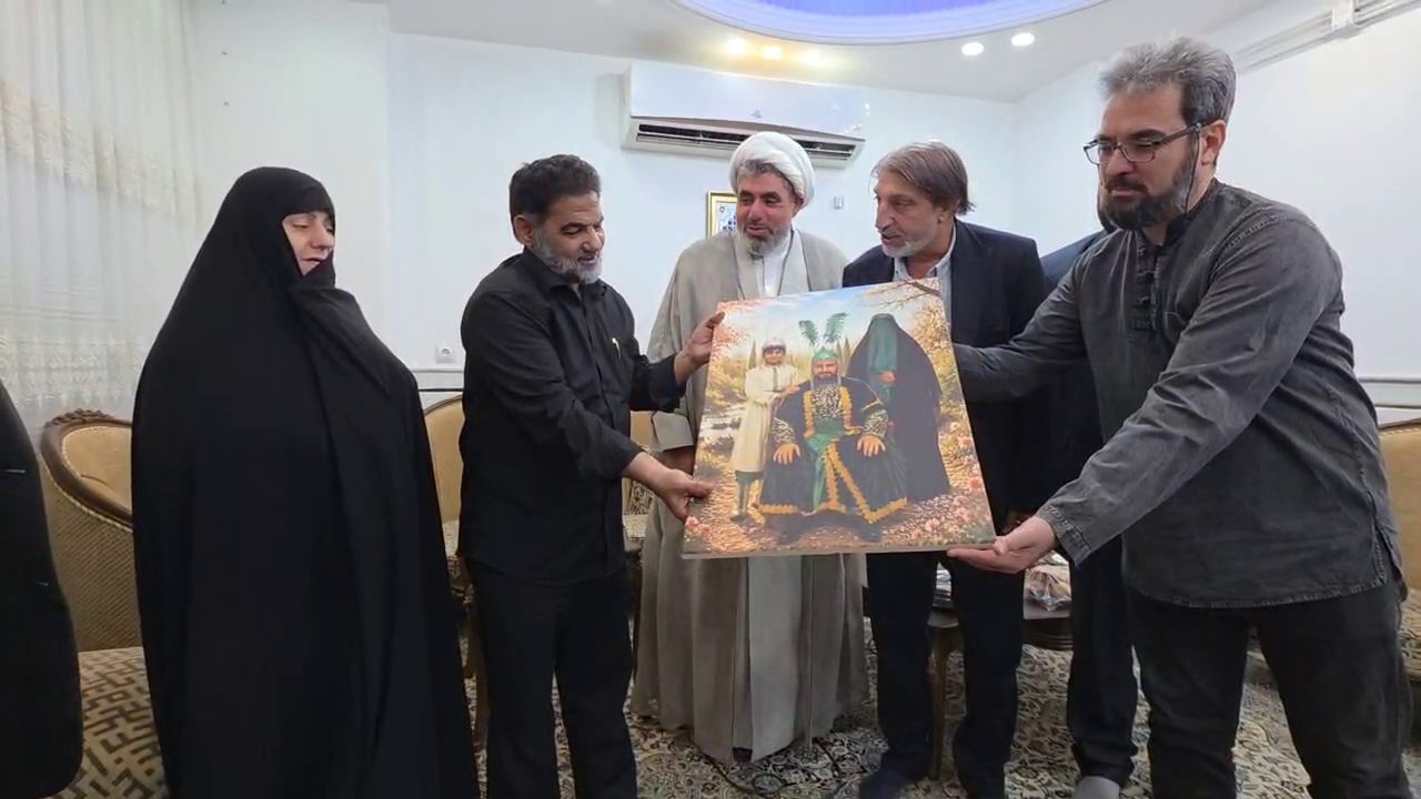 دیدار جمعی از هنرمندان قم با خانواده شهید محمد احمدیان فردویی
