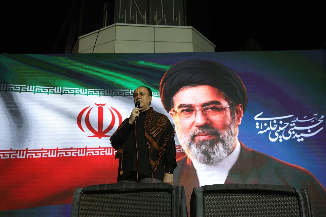 مذاکره به معنای معامله، خیانت است مذاکره به معنای معامله، خیانت است