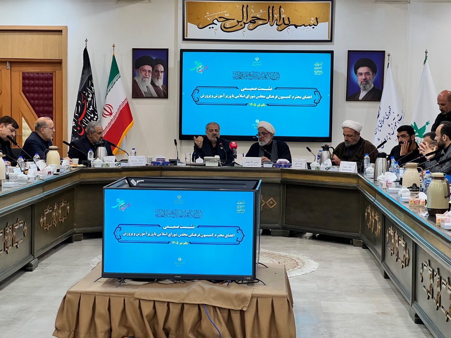 نشست اعضای کمیسیون فرهنگی مجلس با وزیر آموزش و پرورش نشست اعضای کمیسیون فرهنگی مجلس با وزیر آموزش و پرورش