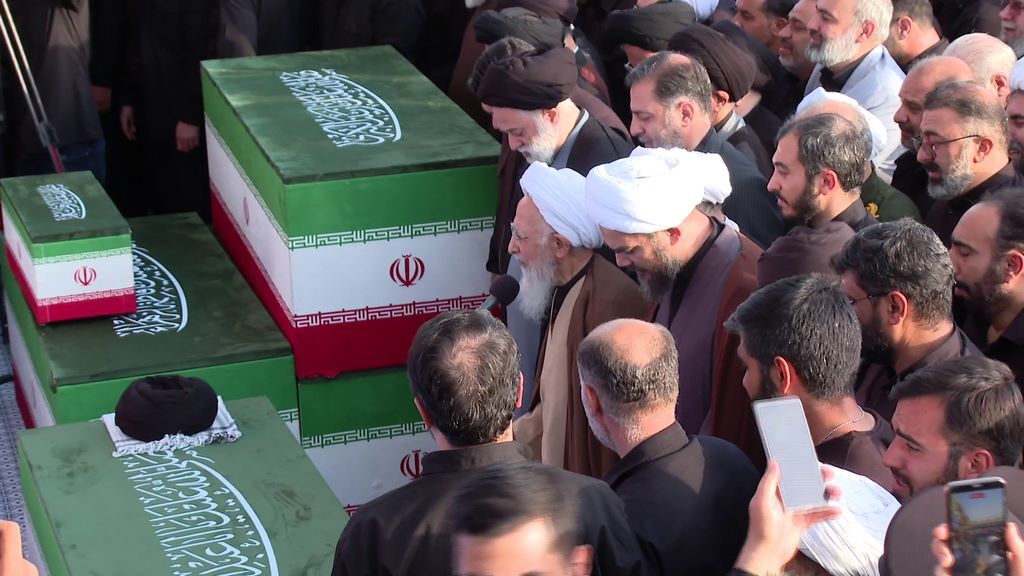 اقامه نماز بر پیکر مطهر رهبر شهید انقلاب در قم اقامه نماز بر پیکر مطهر رهبر شهید انقلاب در قم