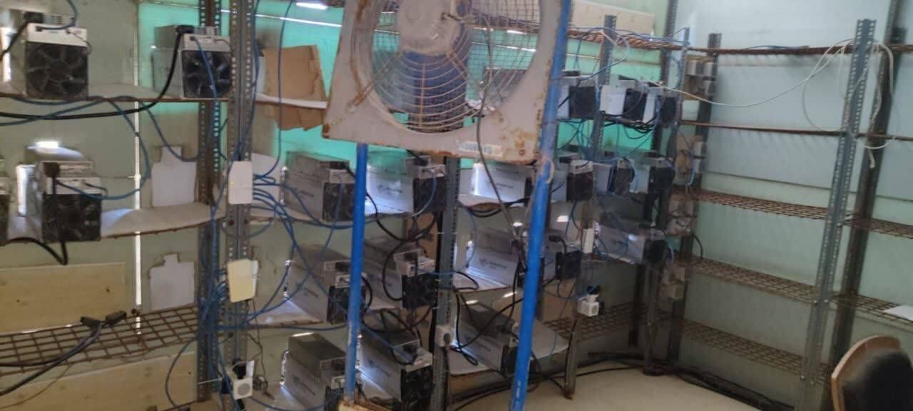 کشف ۱۱ دستگاه ماینر غیرمجاز در کوی سادات اهواز کشف ۱۱ دستگاه ماینر غیرمجاز در کوی سادات اهواز